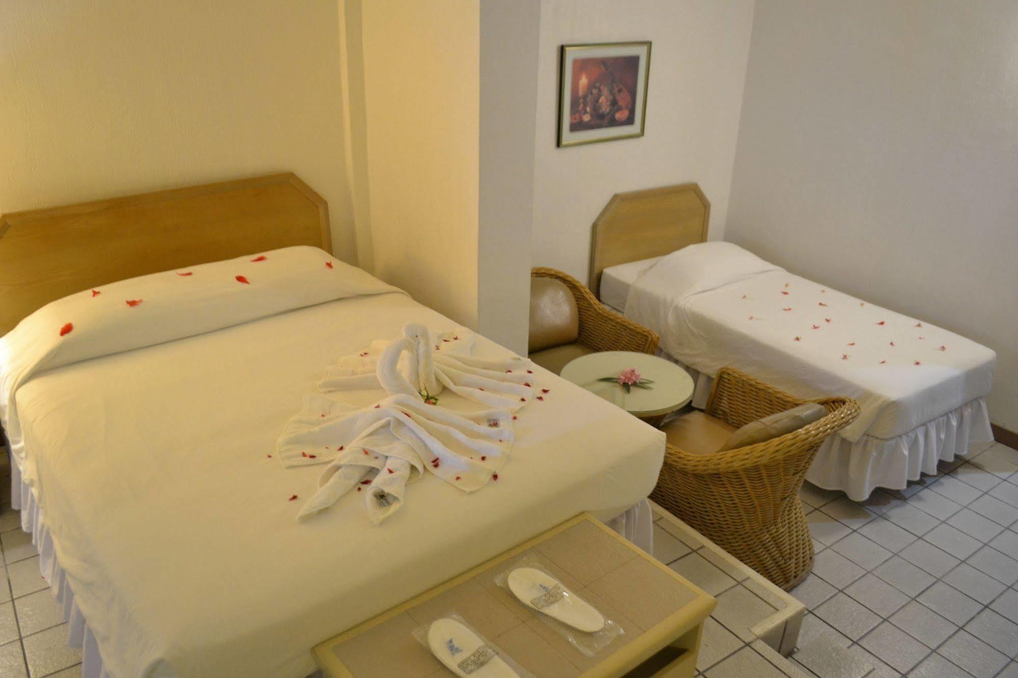 West Plaza By The Sea Hotel Koror Ngoại thất bức ảnh